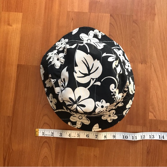 O’NEILL | Official O’Neill Hawaiian Flowers Surf Bucket Hat - Picture 7 of 8
